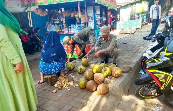 Peringatan Tak Digubris, PKL di Bahu Jalan Depan Pasar Wonorejo Ditertibkan