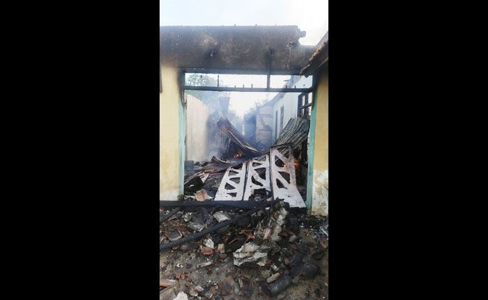 Korsleting Listrik, Rumah Tempat Penyimpanan Bahan Bangunan di Sidoarjo Terbakar Korsleting Listrik, Rumah Tempat Penyimpanan Bahan Bangunan di Sidoarjo Terbakar