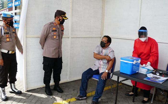 Pemohon SIM di Satlantas Polresta Sidoarjo Dapat Vaksinasi Covid-19 Gratis Pemohon SIM di Satlantas Polresta Sidoarjo Dapat Vaksinasi Covid-19 Gratis