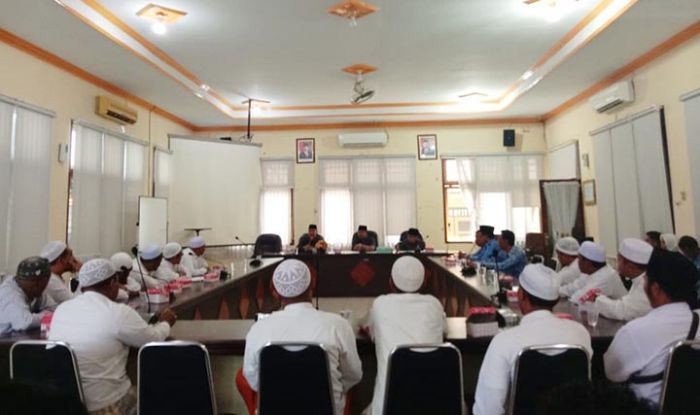 Audiensi dengan DPRD, FPI Bangkalan Minta Ada Perda Buka Tutup Warung saat Ramadhan Audiensi dengan DPRD, FPI Bangkalan Minta Ada Perda Buka Tutup Warung saat Ramadhan