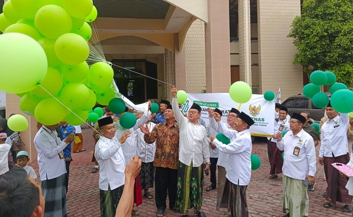 Gelar Tasyakuran HUT ke-22, Baznas Jatim Lepas Ratusan Balon Doa dan Santuni Anak Yatim