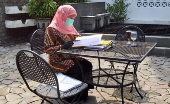 Periksa Surat Sambil Berjemur, Gubernur Khofifah Tetap Kerja, Meski Isolasi Mandiri Periksa Surat Sambil Berjemur, Gubernur Khofifah Tetap Kerja, Meski Isolasi Mandiri