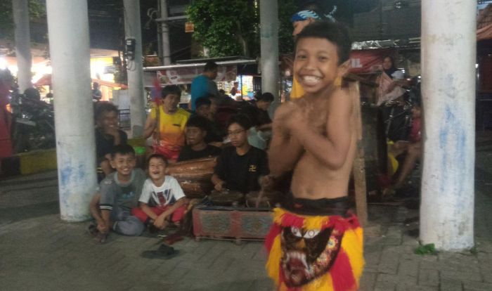 Kreativitas Anak Lingkungan Jambe Wangen Kota Madiun di Era Gadget Kreativitas Anak Lingkungan Jambe Wangen Kota Madiun di Era Gadget
