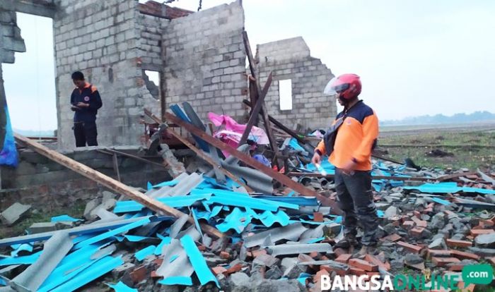 Satu Keluarga di Jombang Tertimpa Rumah saat Puting Beliung Melanda Satu Keluarga di Jombang Tertimpa Rumah saat Puting Beliung Melanda