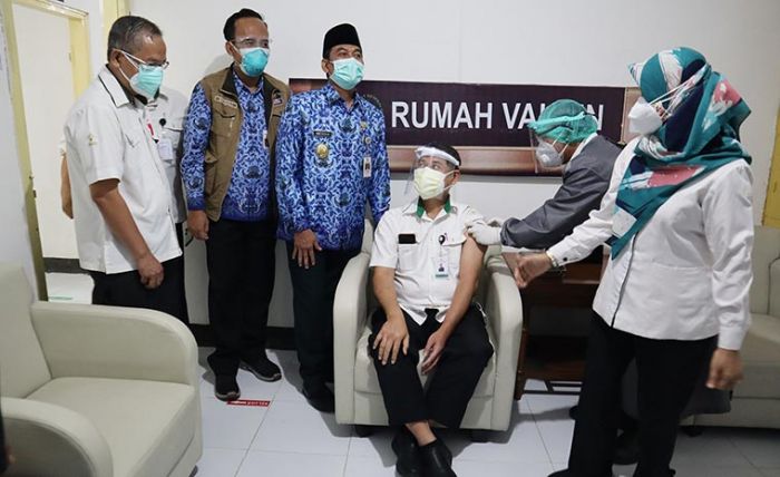 19 Rumah Sakit di Gresik Gelar Vaksinasi Covid-19 Serentak 19 Rumah Sakit di Gresik Gelar Vaksinasi Covid-19 Serentak