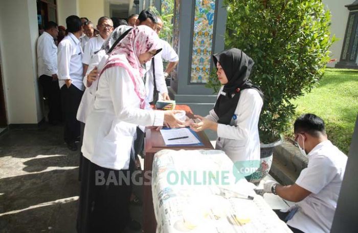 Cegah Peredaran Narkotika di Lingkup Pemkab, ASN Tuban Jalani Tes Urine Cegah Peredaran Narkotika di Lingkup Pemkab, ASN Tuban Jalani Tes Urine