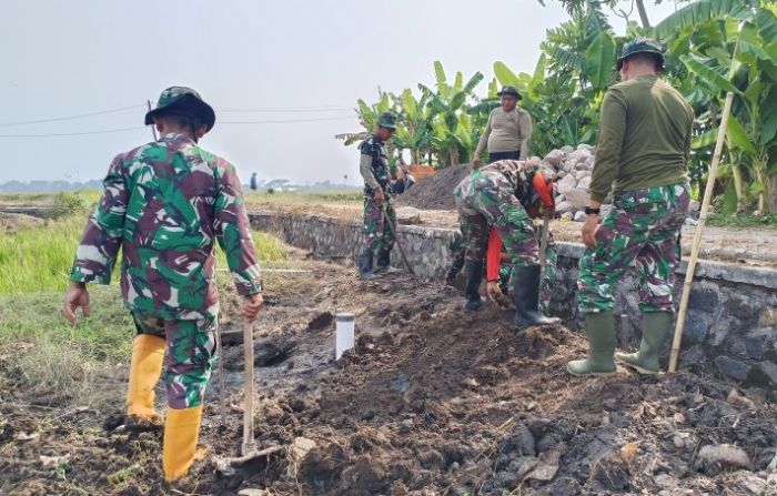 Satgas TMMD 126 Sidoarjo Gotong Royong Bangun Sarana Air Bersih di Desa Kedondong