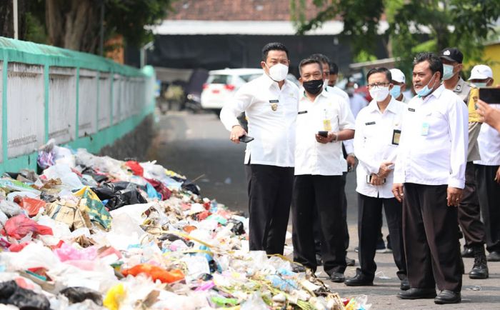 Sidak Sampah Menumpuk, Wabup Subandi Minta Kades Bentuk KSM Tangani TPS Sidak Sampah Menumpuk, Wabup Subandi Minta Kades Bentuk KSM Tangani TPS