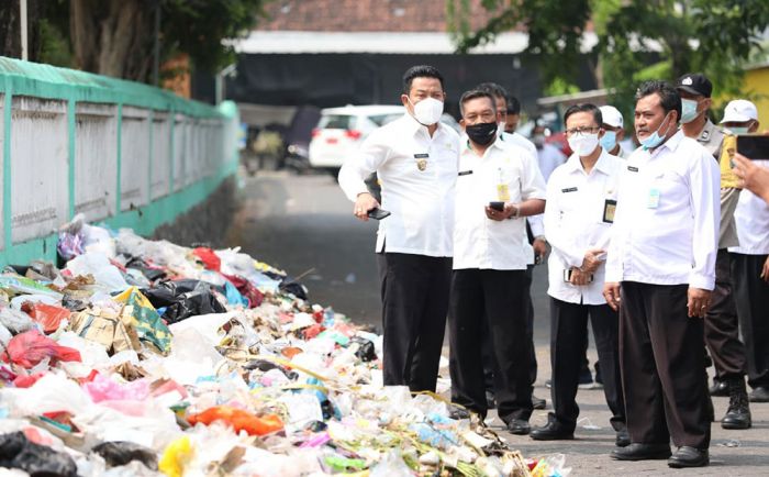 Sidak Sampah Menumpuk, Wabup Subandi Minta Kades Bentuk KSM Tangani TPS