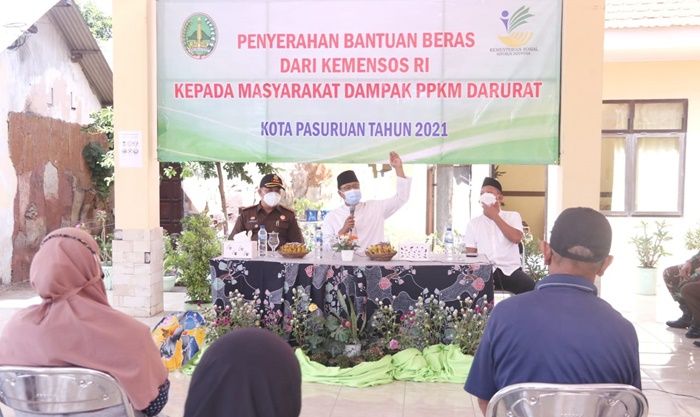 Wali Kota Pasuruan Pantau Pembagian Bansos di Kelurahan Bugul Lor