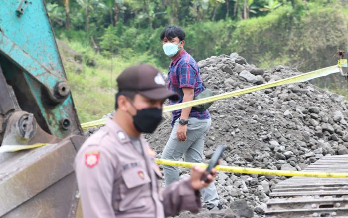 Gerebek Tambang Pasir Ilegal di Aliran Lahar Gunung Kelud, Polisi Amankan 6 Orang dan Alat Berat Gerebek Tambang Pasir Ilegal di Aliran Lahar Gunung Kelud, Polisi Amankan 6 Orang dan Alat Berat