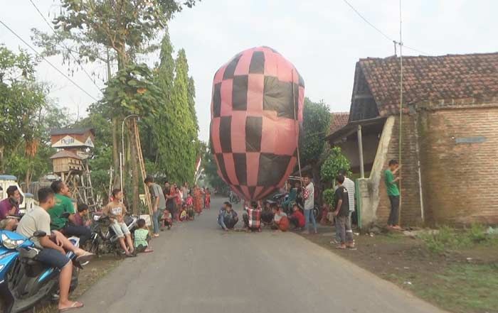 Tradisi Menerbangkan Balon Udara di Jombang Saat Tujuh Hari Setelah Hari Raya Tradisi Menerbangkan Balon Udara di Jombang Saat Tujuh Hari Setelah Hari Raya