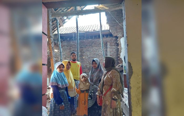 Nikmah Jamilah Bantu Rehab Rumah Warga Bajangan yang Roboh Nikmah Jamilah Bantu Rehab Rumah Warga Bajangan yang Roboh