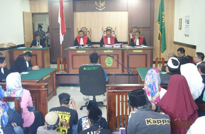 Tiga Aktivis Penolak Revitalisasi Alun-alun Gresik Hanya Dihukum Percobaan Tiga Aktivis Penolak Revitalisasi Alun-alun Gresik Hanya Dihukum Percobaan