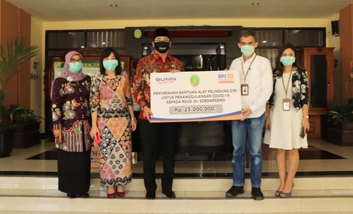 Plt. Wali Kota Pasuruan Terima Bantuan APD dari Bank BRI Plt. Wali Kota Pasuruan Terima Bantuan APD dari Bank BRI