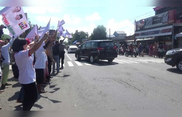 Kibaran Bendera Bergambar Jokowi Sambut Kedatangan Sandiaga Uno di Nganjuk