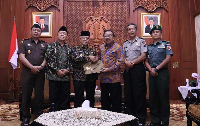 Pakde Karwo Serahkan SPT kepada Wakil Bupati Malang