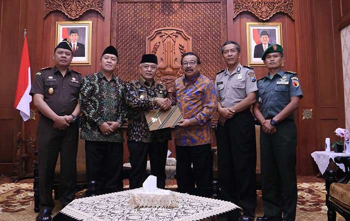Pakde Karwo Serahkan SPT kepada Wakil Bupati Malang Pakde Karwo Serahkan SPT kepada Wakil Bupati Malang