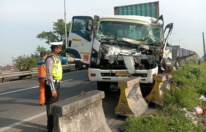 Sopir Mengantuk, Truk Kecelakaan di Jalan Tol Sidoarjo-Porong