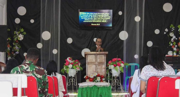 Wujud Kebersamaan TNI dan Rakyat, Satgas TMMD Kediri Ikut Ibadah di Gereja