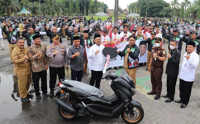 Bupati Gresik Serahkan 356 Motor NMax untuk Kades dan Lurah Bupati Gresik Serahkan 356 Motor NMax untuk Kades dan Lurah