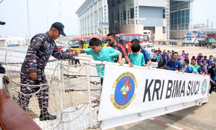 Perdana Sandar di Brunei, KRI Bima Suci Jadi Primadona Perdana Sandar di Brunei, KRI Bima Suci Jadi Primadona
