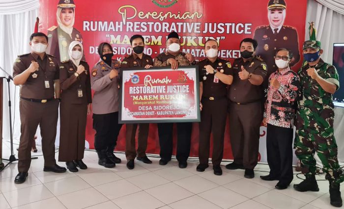Kejari Lamongan Resmikan Rumah Restorative Justice di Desa Sidorejo Kejari Lamongan Resmikan Rumah Restorative Justice di Desa Sidorejo