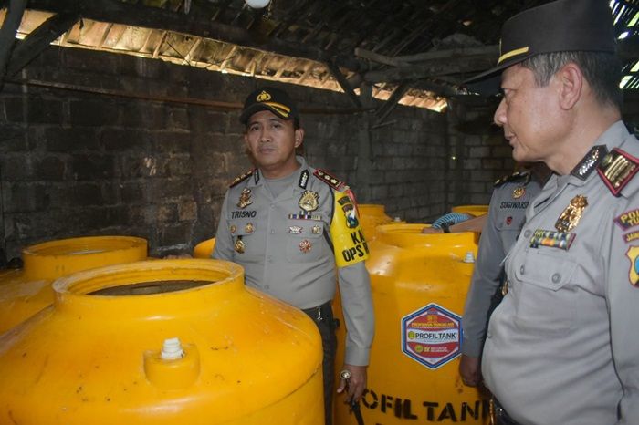 Bisnis Arak di Semanding Turun-temurun: Adik Ditangkap, Kakak Melanjutkan