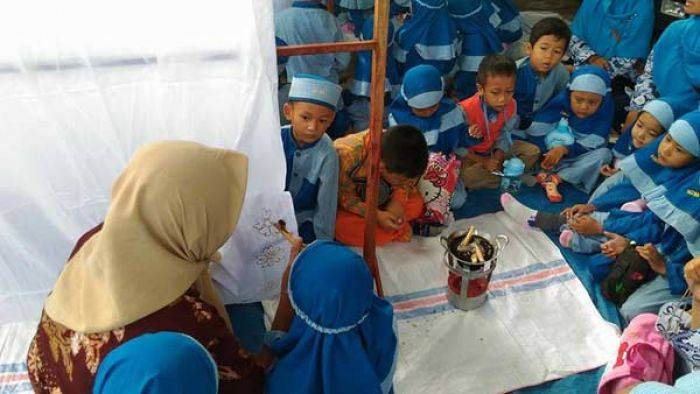 Lestarikan Batik, Siswa di Tuban Diajari Membatik Lestarikan Batik, Siswa di Tuban Diajari Membatik