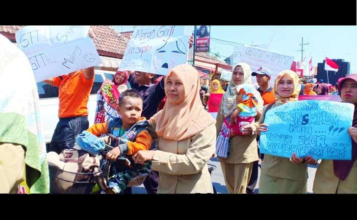 Minta Nasibnya Diperhatikan, GTT di Blitar Bonceng Balitanya Naik Sepeda Angin 7 KM Minta Nasibnya Diperhatikan, GTT di Blitar Bonceng Balitanya Naik Sepeda Angin 7 KM