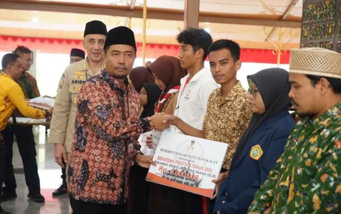 Pemkab Bangkalan Salurkan 258 Beasiswa Prestasi dan 1.342 Bantuan Operasional Pendidikan Pemkab Bangkalan Salurkan 258 Beasiswa Prestasi dan 1.342 Bantuan Operasional Pendidikan