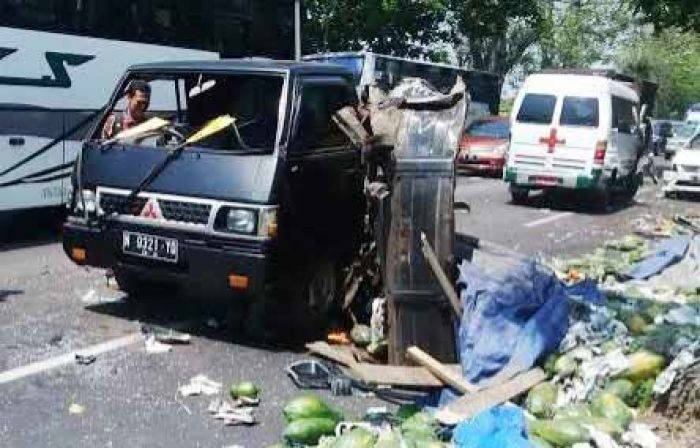 Bawa Jenazah, Ambulance di Pasuruan Tabrakan Beruntun Bawa Jenazah, Ambulance di Pasuruan Tabrakan Beruntun