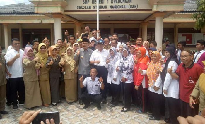 Menteri Pendidikan Sambangi Ngawi Usai Dilanda Bencana Banjir Menteri Pendidikan Sambangi Ngawi Usai Dilanda Bencana Banjir