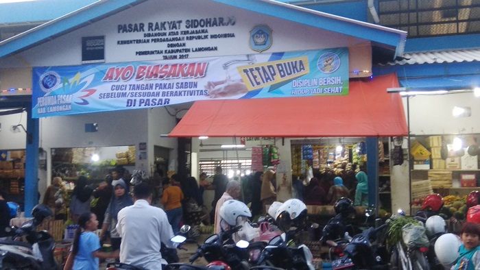 Tak Terpengaruh Corona, Pengunjung Pasar Rakyat Sidoharjo Lamongan Tetap Ramai Tak Terpengaruh Corona, Pengunjung Pasar Rakyat Sidoharjo Lamongan Tetap Ramai
