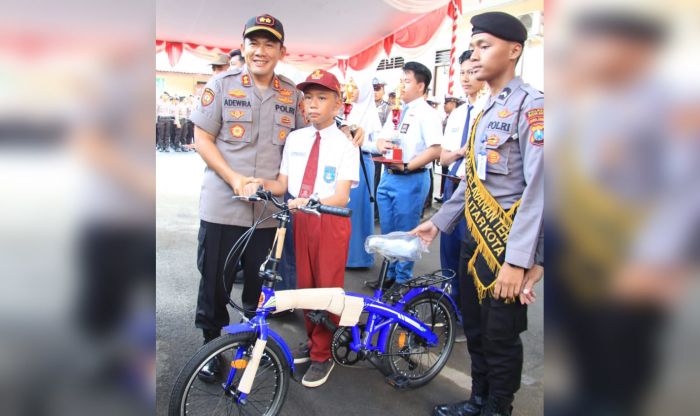 Viral, Bocah SD Pengayuh Sepeda di Blitar yang Hormat Bendera Dapat Penghargaan dari Kapolres Blitar Viral, Bocah SD Pengayuh Sepeda di Blitar yang Hormat Bendera Dapat Penghargaan dari Kapolres Blitar