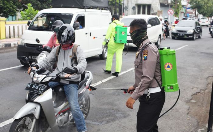 Lawan Corona, Pengguna Jalan di Kota Blitar Dihujani Disinfektan Lawan Corona, Pengguna Jalan di Kota Blitar Dihujani Disinfektan