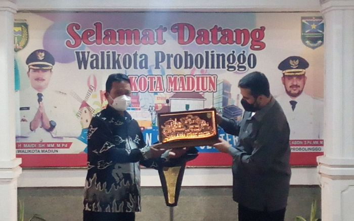 Maidi Ajak Habib Hadi Keliling Kenalkan Geliat Kota Madiun di Malam Hari Maidi Ajak Habib Hadi Keliling Kenalkan Geliat Kota Madiun di Malam Hari