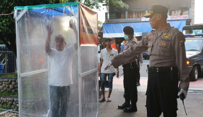 Terjaring Razia, Anak Jalanan di Kota Blitar Disterilisasi Menggunakan Bilik Disinfektan Terjaring Razia, Anak Jalanan di Kota Blitar Disterilisasi Menggunakan Bilik Disinfektan