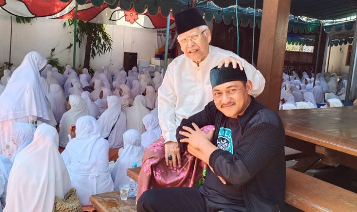 Sukoiri Ikuti Ngaji Awal Jumat Bersama Kiai Robbach Sukoiri Ikuti Ngaji Awal Jumat Bersama Kiai Robbach