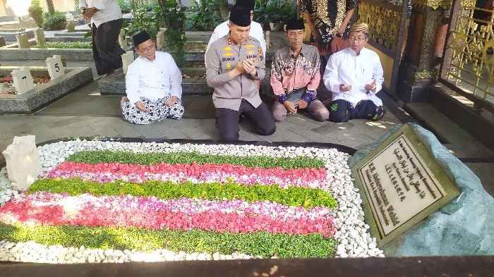 Sambut Hari Bhayangkara Ke-77, Polres Jombang Gelar Baksos di Makam Gus Dur Sambut Hari Bhayangkara Ke-77, Polres Jombang Gelar Baksos di Makam Gus Dur