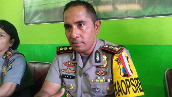Dua Terduga Teroris Blitar Dikembalikan ke Keluarga Dua Terduga Teroris Blitar Dikembalikan ke Keluarga