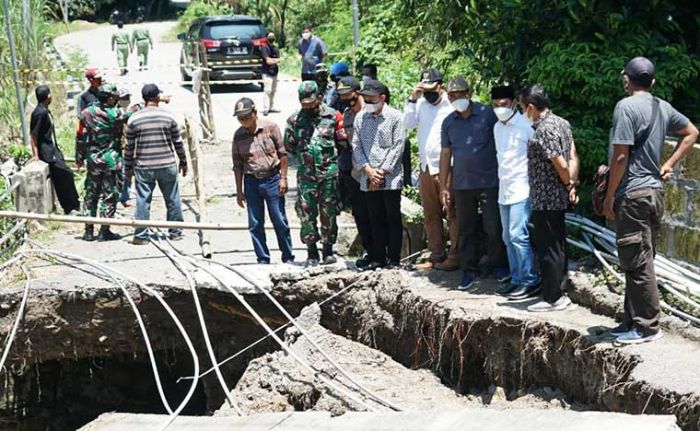 Tinjau Jembatan di Dawarblandong yang Ambles, Gus Barra Minta DPUPR Lakukan Penanganan Darurat