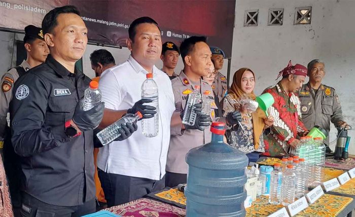 Polisi Bongkar Rumah Produksi Miras di Malang Polisi Bongkar Rumah Produksi Miras di Malang