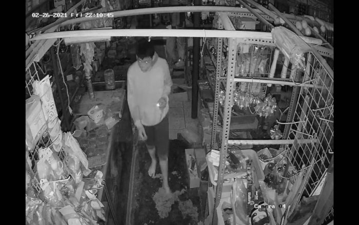 ​Beredar di Medsos, Begini Gerak-Gerik Terduga Pembunuh Bos Toko di Blitar yang Tertangkap CCTV