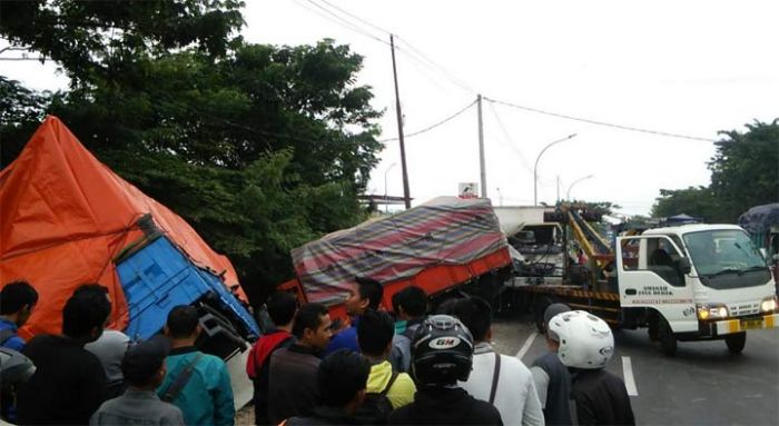 Tabrakan Karambol 4 Kendaraan di Duduksampeyan Gresik, 1 Korban Tewas Tergencet Tabrakan Karambol 4 Kendaraan di Duduksampeyan Gresik, 1 Korban Tewas Tergencet