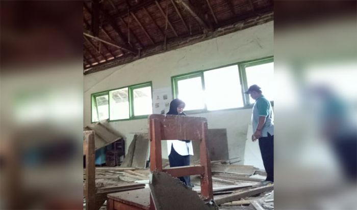 Diduga Kayu Plafon Lapuk, Ruang Kelas SDN 05 Sumberpoh Probolinggo Ambruk Diduga Kayu Plafon Lapuk, Ruang Kelas SDN 05 Sumberpoh Probolinggo Ambruk