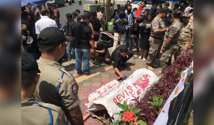 Solidaritas Koalisi Anti Korupsi Jember Tolak Revisi Undang-Undang KPK Solidaritas Koalisi Anti Korupsi Jember Tolak Revisi Undang-Undang KPK
