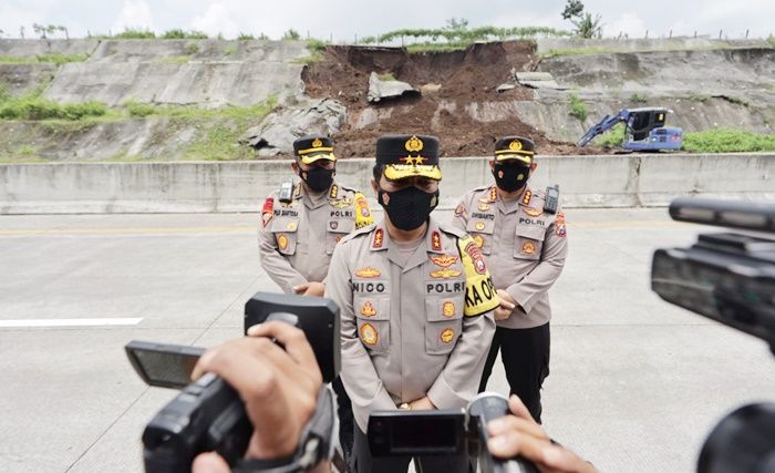 Tinjau Lokasi Tanah Longsor di Tol Pandaan-Malang, Kapolda Jatim Imbau Pengguna Jalan Tetap Waspada