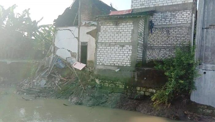 Dapur Warga Bulurejo Gresik Ambrol Tergerus Luapan Kali Lamong