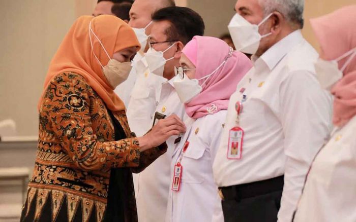 Komitmen Atasi Problem Perempuan dan Anak, Gubernur Khofifah Kukuhkan Satgas PMPA Jatim Komitmen Atasi Problem Perempuan dan Anak, Gubernur Khofifah Kukuhkan Satgas PMPA Jatim